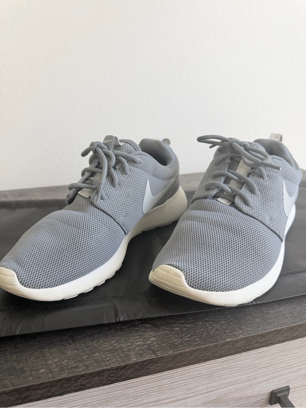 Nike Men’s Light Gray Mesh Athletic Sneakers with White Swoosh
